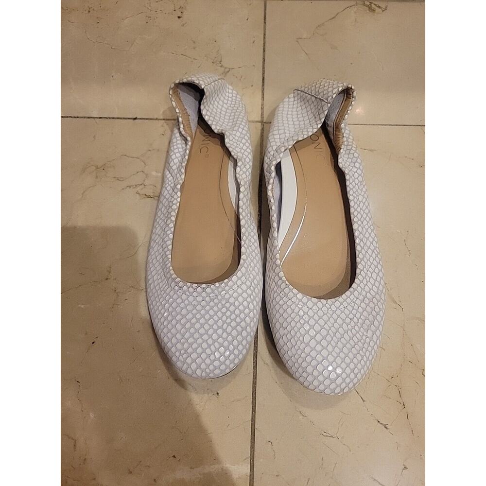 Vionic women’s 6 Alexa Flat Sassy White Snake Print Leather Upper Retails 119.95